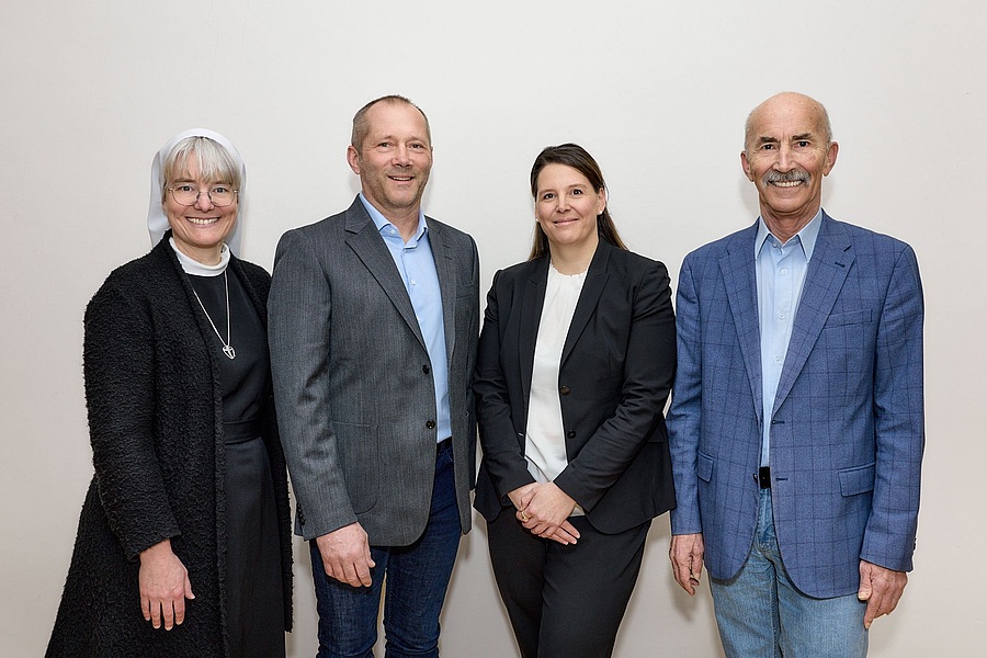 Die Generaloberin der Barmherzigen Schwestern Zams, Sr. Barbara Flad, mit dem neuen Geschäftsführungs-Team Wolfgang Tripp und Stephanie Federspiel-Kleinhans sowie dem langjährigen Geschäftsführer Bernhard Guggenbichler (v.l.).