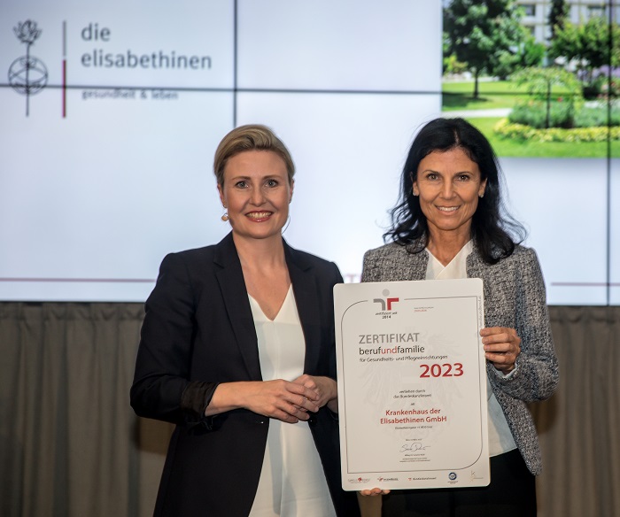 Am 10. Mai 2023 wurde das Zertifikat von Bundesministerin Susanne Raab an Elke Angerer von den Elisabethinen Graz überreicht.