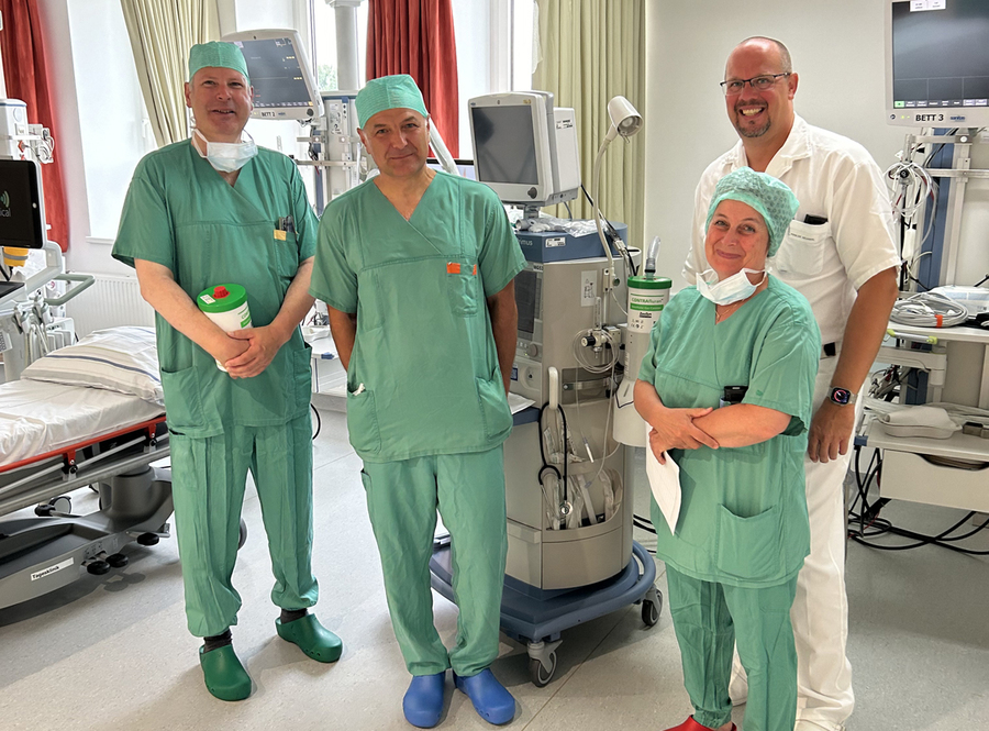 Primar Florian Neuhierl (Leiter der Abteilung für Anästhesiologie am Krankenhaus Braunau, rechts) mit Christian Ewers (Managing Director Zeosys Medical GmbH, links), Josip Zagar (Management & Service St. Josef GmbH, Technischer Servicebereich, Bereic