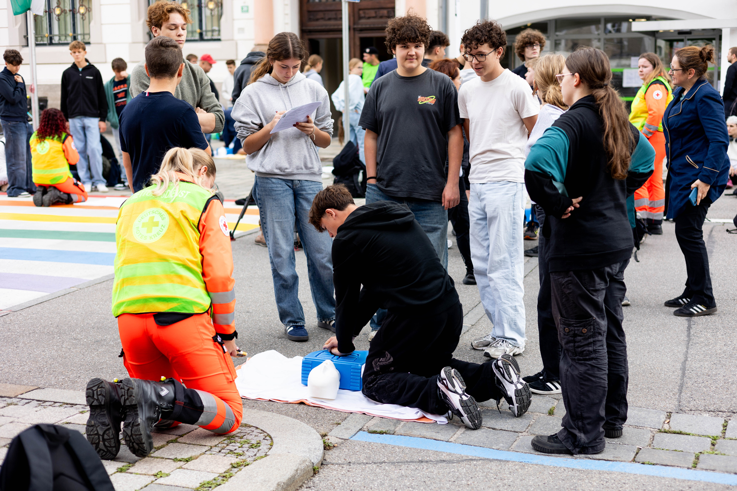 Reanimations-Flashmob am Braunauer Stadtplatz / Krankenhaus Braunau | www.photograefin.at Reanimations-Flashmob am Braunauer Stadtplatz