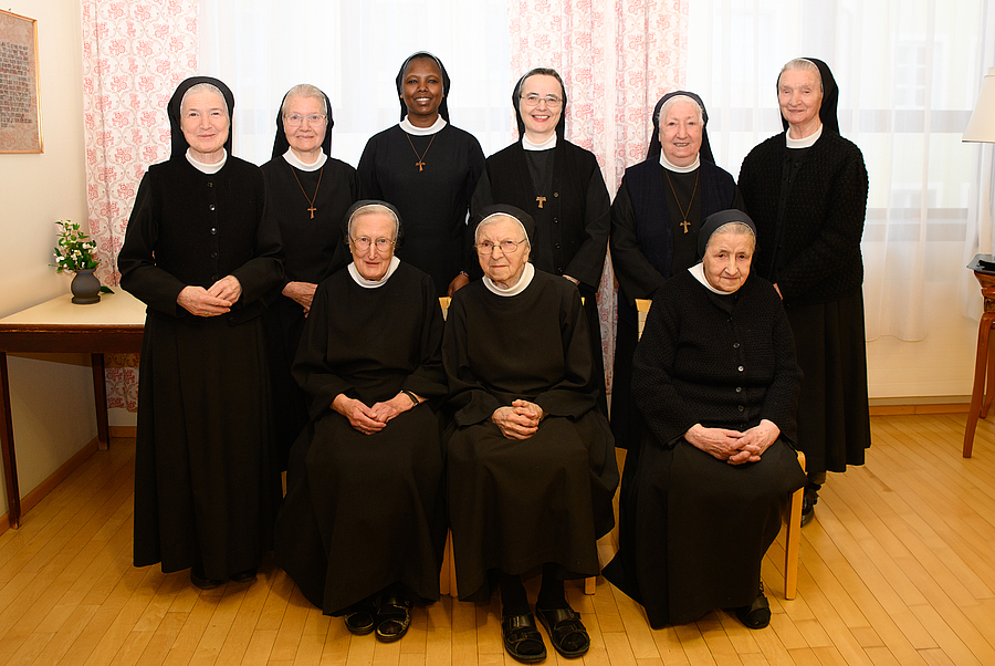 Sr. Gisela, Sr. Edburg, Sr. Regis (vorne, v.l.), Sr. Rafaela, Sr. Maria, Sr. Isabel, Sr. Katharina, Sr. Michaelina und Sr. Blasia (hinten, v.l.) lassen das franziskanische Charisma in St. Josef weiterleben.