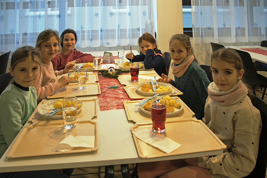 Für ihr großes Engagement beim Sternsingen wurden Kinder und Begleiter:innen im Krankenhaus St. Josef Braunau mit einem Mittagessen belohnt.