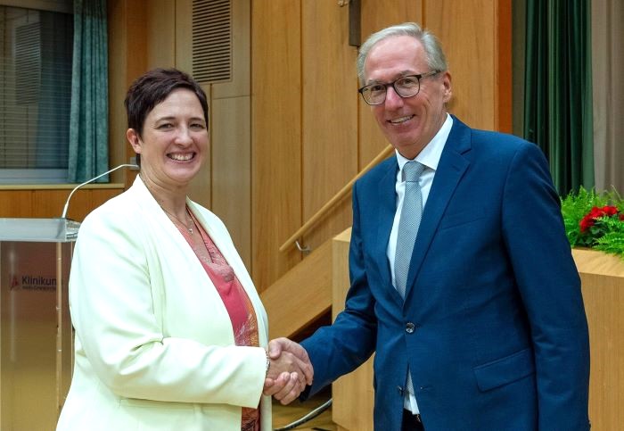 Dietbert Timmerer übergibt seine Agenden an Julia Stierberger: Mit Ende September 2023 hat sie die Geschäftsführung und Verwaltungsleitung der Sierninger Kreuzschwesternbetriebe übernommen.