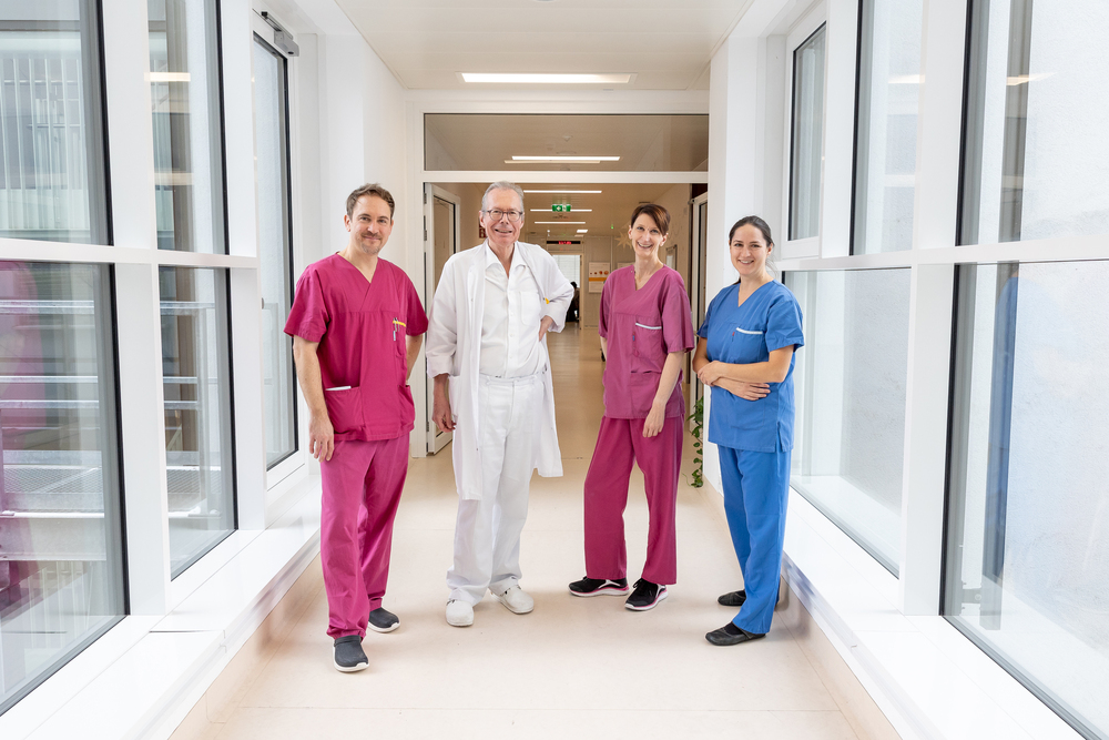 Roland Berger (Leiter Kinderabteilung mit Neonatologie), Andreas Brandstetter (Leiter Gynäkologie und Geburtshilfe), Brigitte Falli (Bereichsleiterin Pflege) und Irene Richter (Leitende Hebamme) (v.l.) bilden das Führungsteam des Eltern-Kind-Zentrums