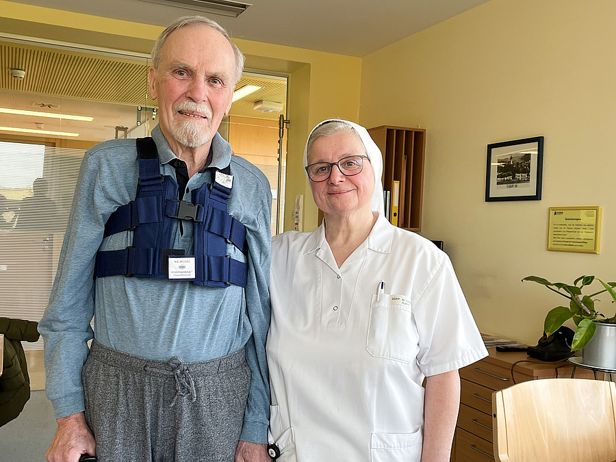 Lebensretterin Sr. Christine Huber mit „ihrem“ Patienten: Gemeinsam mit einer Ergotherapeutin reanimierte die Diplomierte Gesundheits- und Krankenpflegerin den Organisten der Grieskirchner Stadtpfarrkirche nach einem plötzlichen Herz-Kreislauf-Stills
