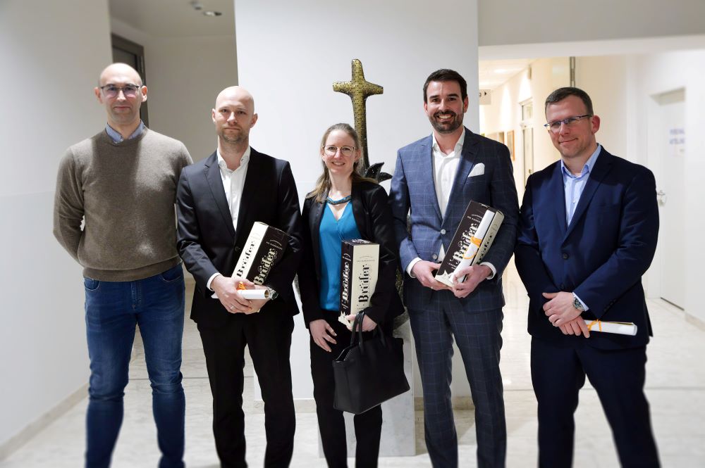 Die neue Oberärztin Dr. Kerstin Hörmaier und die vier neuen Oberärzte v.l. Dr. Marco Franzoi, Dr. Gergely Kovacs, Dr. Michael Müller und Dr. Dirk Bernard