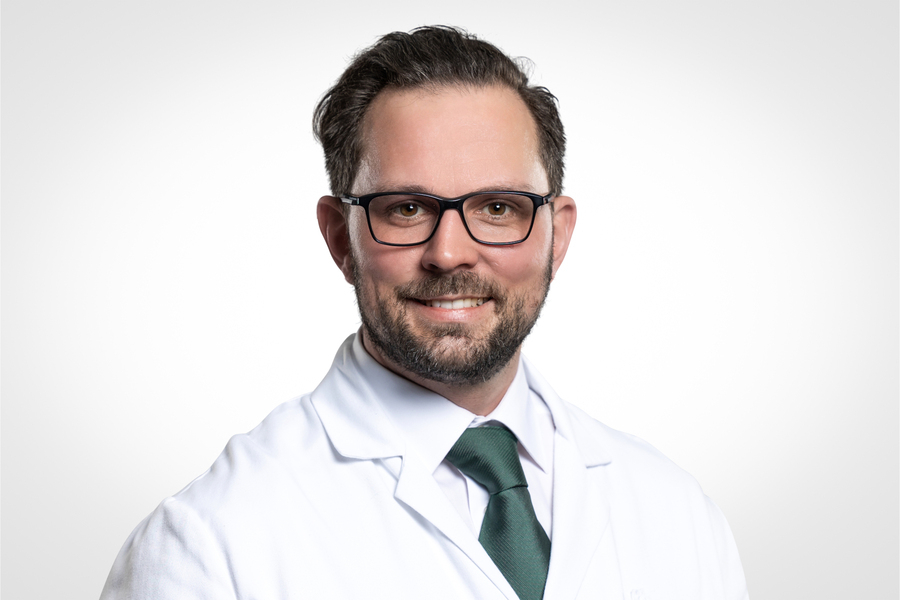 Für Reinhold Ortmaier, Abteilungsleiter der Orthopädie am Ordensklinikum Linz, ist die richtige Einstellung der Schultasche viel entscheidender als ihr Gewicht.
