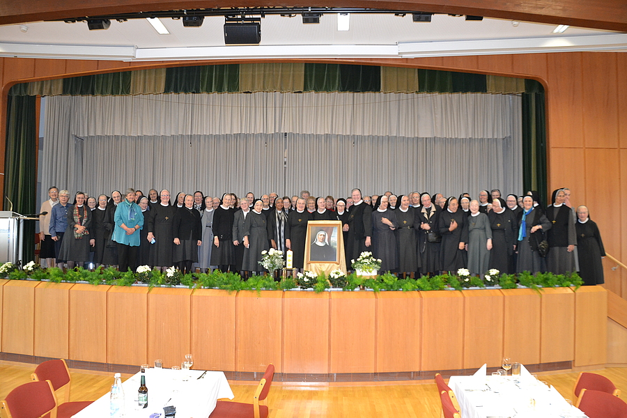 Die Kreuzschwestern der Provinz Europa Mitte feierten am 4. Oktober 2025 den 200. Geburtstag ihrer Gründerin Mutter Maria Theresia Scherer.