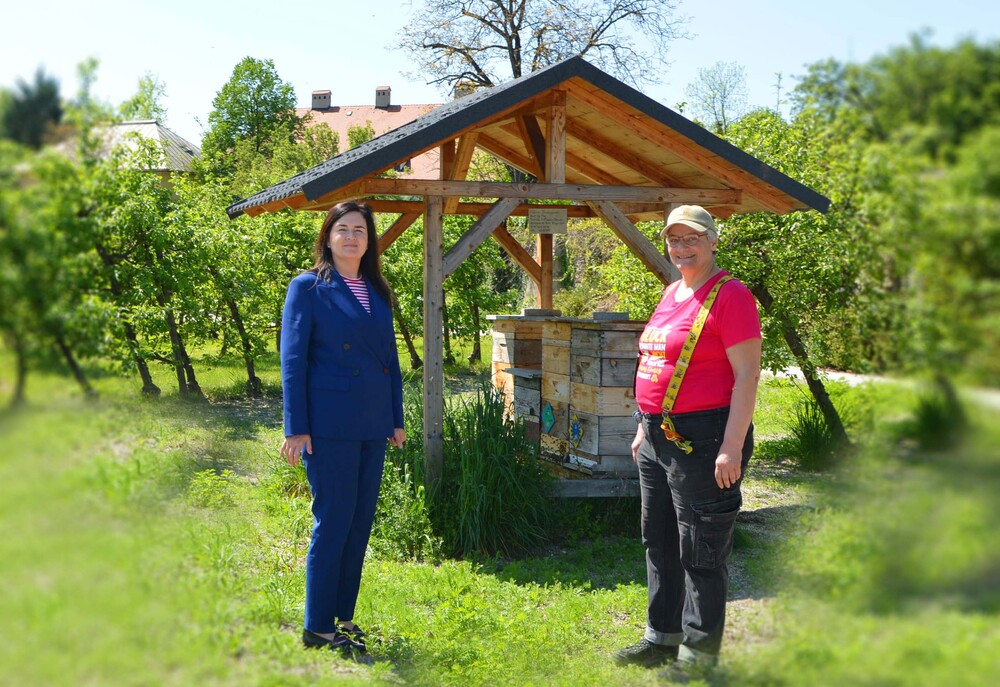 KD Elke Haber und Imkerin Michaela Kohlbacher-Schneider
