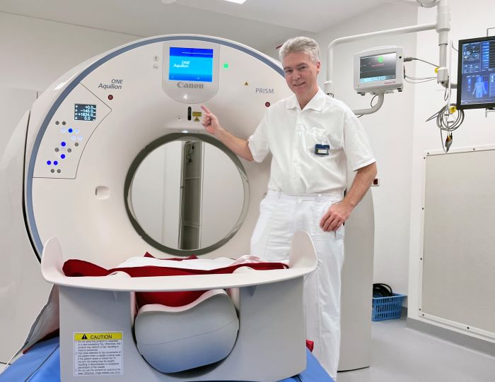 Menschliche und künstliche Intelligenz im Dienste der Menschen: Abteilungsleiter Primarius Dr. Gernot Böhm, Facharzt für Radiologie, vor dem neuen CT-Gerät.
