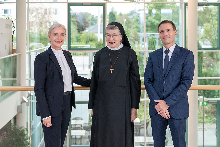 Carmen Katharina Breitwieser, Sr. Franziska Buttinger und Günther Herrnhof bilden die neue Dreier-Geschäftsführung des Klinikums Wels-Grieskirchen.