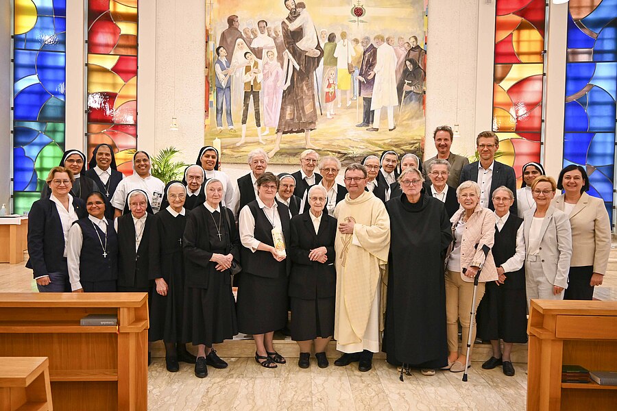 Prior Pater Daniel Katzenschläger, Provinzoberin Sr. Maria Zeitler und Mitschwestern, Krankenhausseelsorger Rektor Josef Kuzmits, Pflegedirektorin i.R. Irene Zach, Mitglieder der Krankenhausleitung, Schwestern der Kongregationen Charity Sisters und S