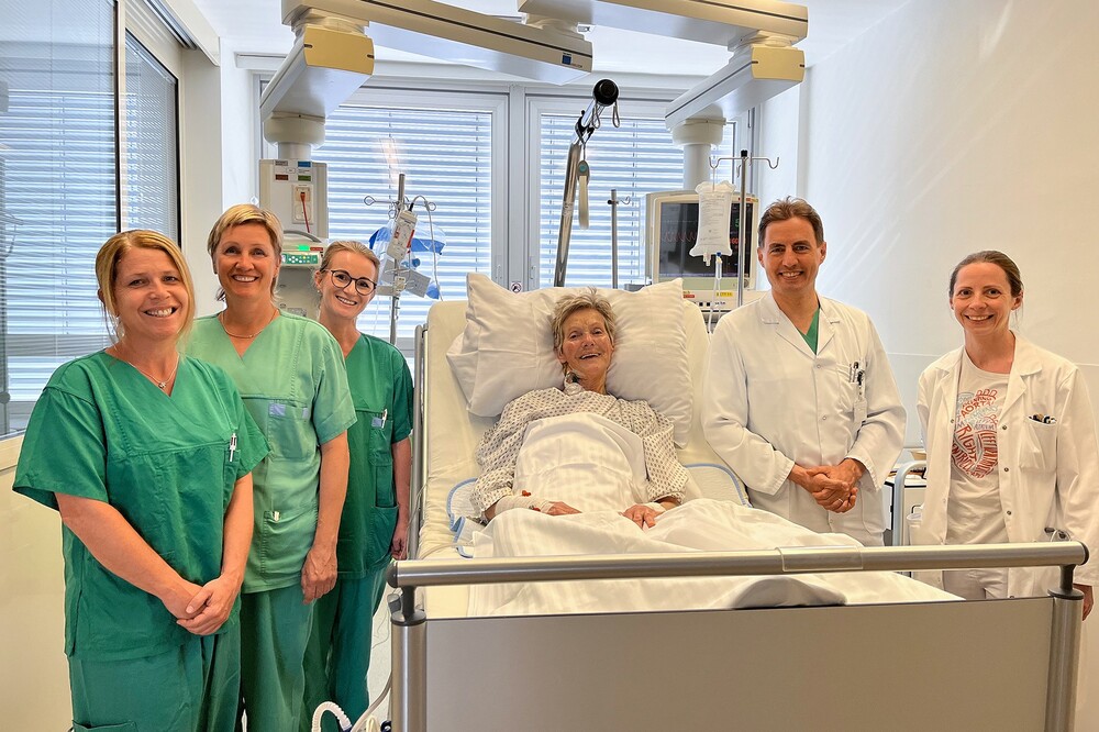 Ein Teil des Therapieteams mit der Patientin / Klinikum Wels-Grieskirchen Ein Teil des Therapieteams mit der Patientin