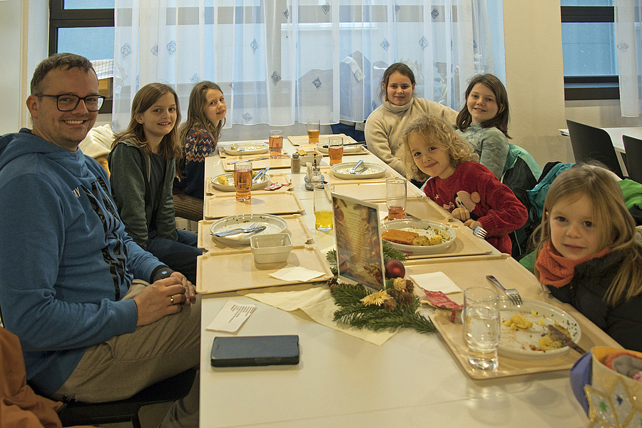 Bei einem Mittagessen im Krankenhaus Braunau stärkten sich die Sternsinger:innen.