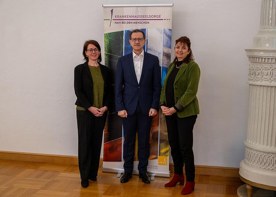 Christina Grebe, Johann Minihuber und Doris Wierzbicki (v.l.) sprachen bei einer Pressekonferenz über den Mehrwert spiritueller Begleitung im Gesundheitswesen.