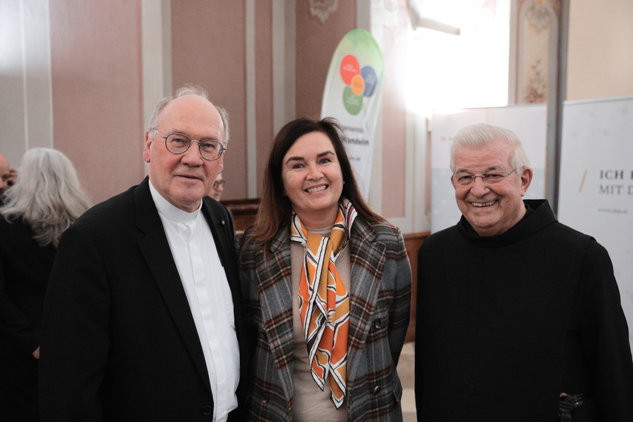 Der St. Pöltner Bischof Alois Schwarz gratulierte der kaufmännischen Direktorin des Elisabethinen-Krankenhauses Klagenfurt und Prior Fr. Paulus Kohler (v.l.) bei der Preisverleihung zur Auszeichnung.