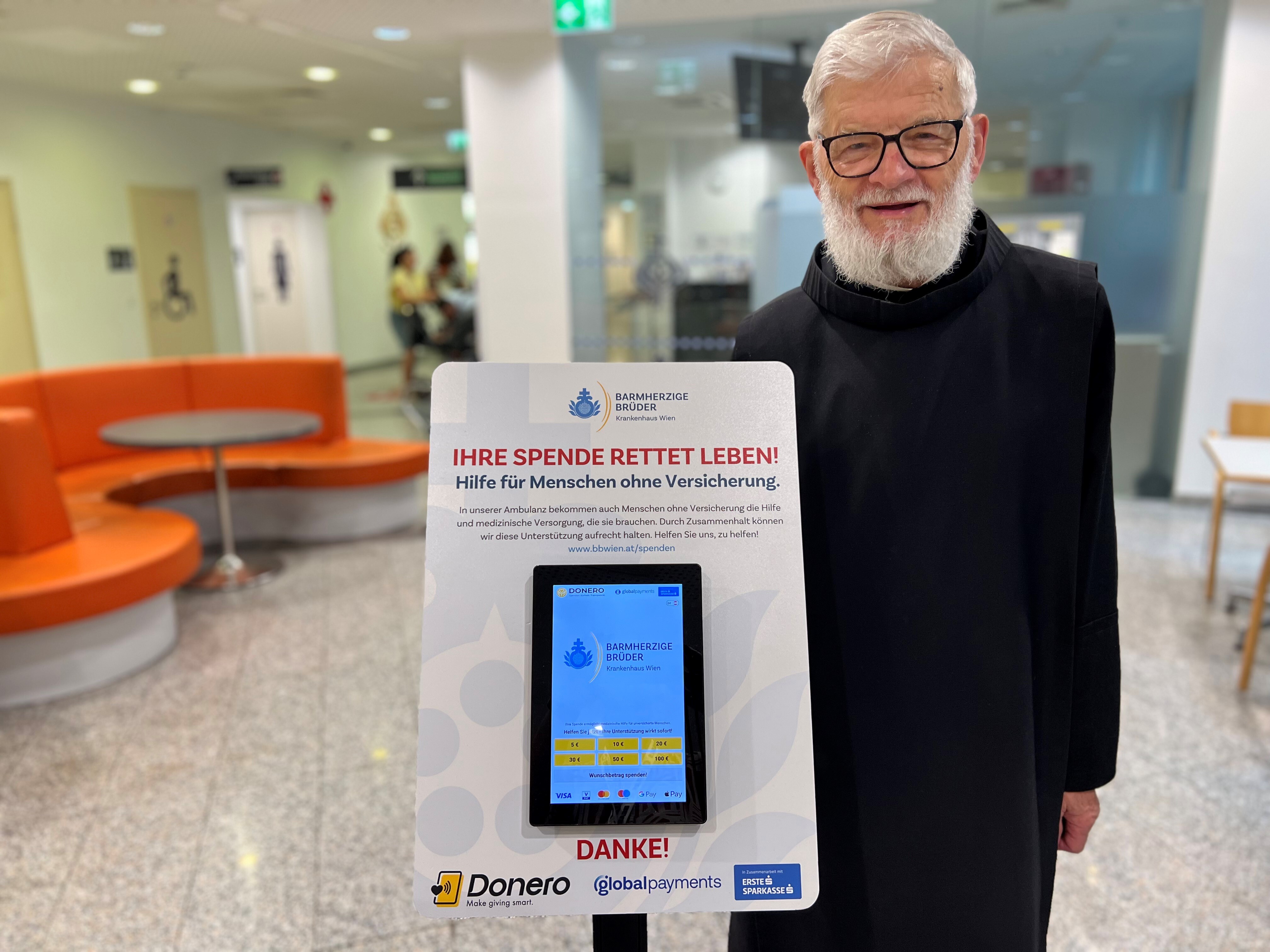 Frater Edmund pr?sentiert stolz den neuen Spendenterminal.