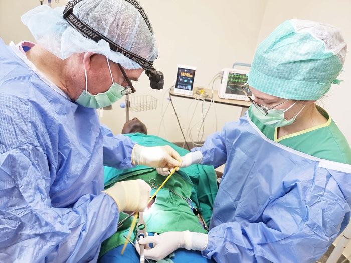  Unter der Leitung von OA Dr. Tomaž Benedik, FACS (links am Bild) einem erfahrenen Chirurgen des Krankenhauses der Barmherzigen Brüder St. Veit an der Glan, haben die Ärzt:innen vor Ort eine Woche lang Operationen durchgeführt und damit das Leben von