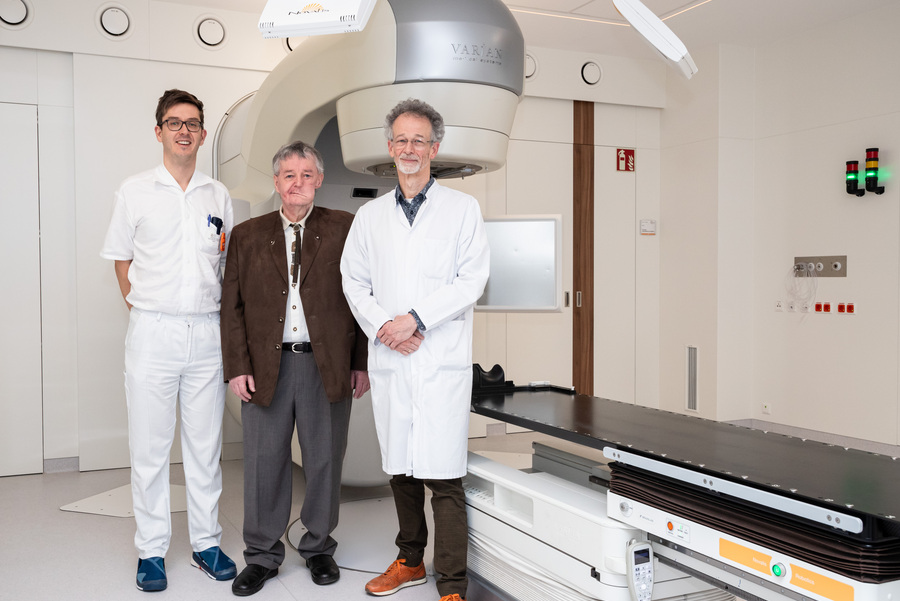 Radioonkologe Lukas Kocik, Patient Franz Rechberger und Hans Geinitz, Leiter der Radioonkologie im Ordensklinikum Linz Barmherzige Schwestern. / Ordensklinikum Linz Radioonkologe Lukas Kocik, Patient Franz Rechberger und Hans Geinitz, Leiter der Radioonkologie im Ordensklinikum Linz Barmherzige Schwestern.