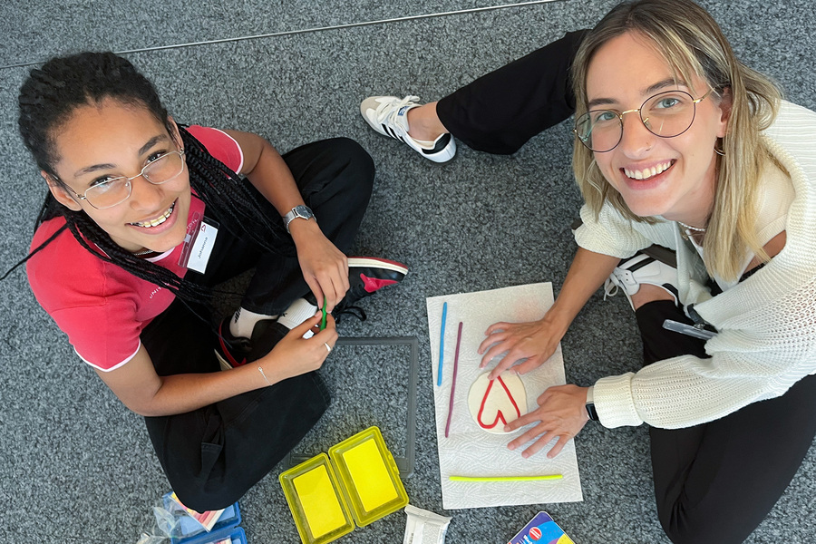 Die 15-jährige Johanna Bauhofer (l.) startet in die Lehre zur Medienfachfrau mit dem Schwerpunkt Online-Marketing. Mentorin Anna Prechtl unterstützt sie dabei.