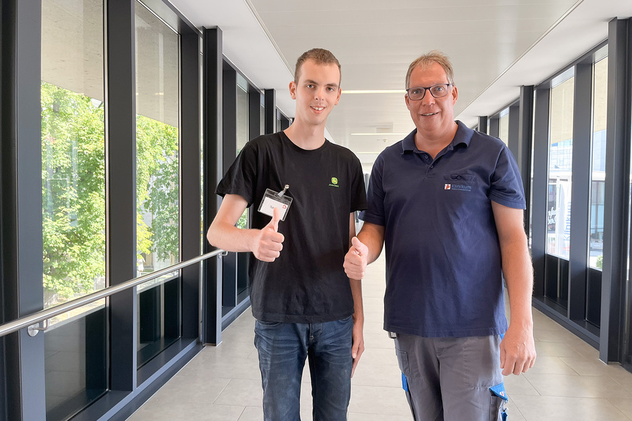 Jürgen Baumgartner, Leiter der Materialwirtschaft am Klinikum-Standort Wels, freut sich über Verstärkung in der Lagerverwaltung durch Lehrling Tobias Gumpelmeier.