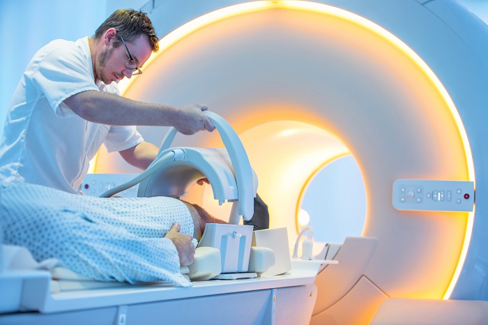 Im Klinikum Schwarzach werden Röntgenbilder mit einer speziellen Einstellung erstellt und anschließend mittels KI ausgewertet. Dies ermöglicht eine frühzeitigere Erkennung von Arthrose im Kniegelenk.