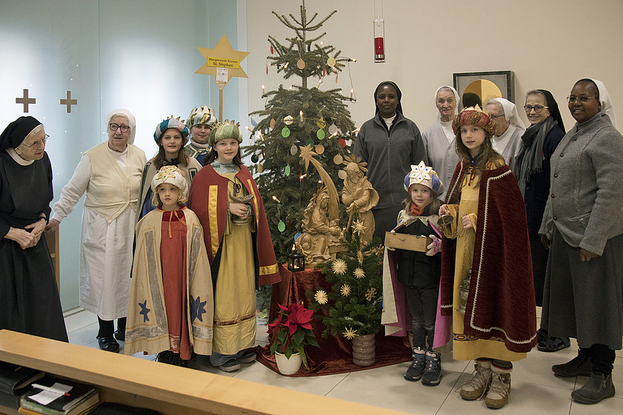 Die Sternsinger:innen der Pfarrgemeinde Braunau-St. Stephan waren auch im Krankenhaus St. Josef Braunau zu Gast.