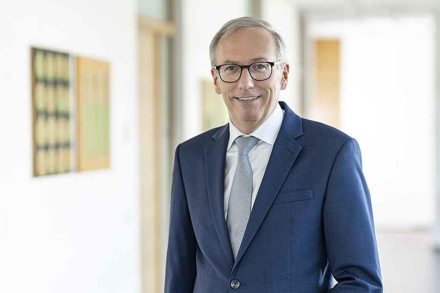 Dietbert Timmerer widmet sich nun zur Gänze seiner Aufgabe als Holding Vorstand der Kreuzschwestern Europa Mitte GmbH. / KEM/Nik Fleischmann Dietbert Timmerer widmet sich nun zur Gänze seiner Aufgabe als Holding Vorstand der Kreuzschwestern Europa Mitte GmbH.