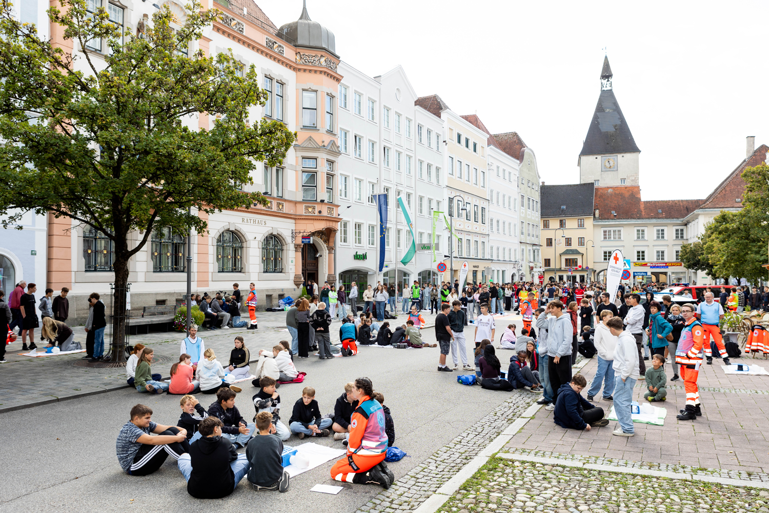 Reanimations-Flashmob am Braunauer Stadtplatz / Krankenhaus Braunau | www.photograefin.at Reanimations-Flashmob am Braunauer Stadtplatz