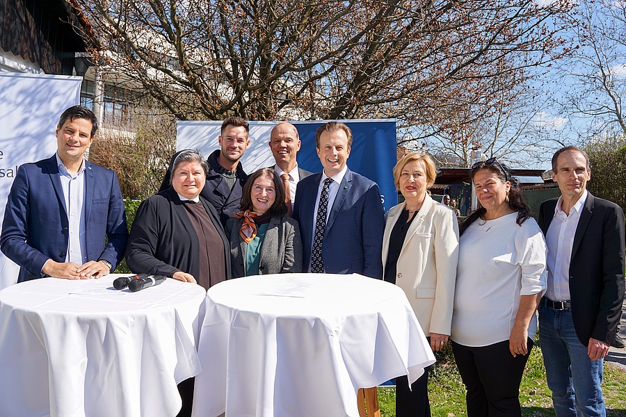 Freuten sich über die Eröffnung der „Himmelshafen Care“ (v.l.): Hannes Amesbauer, Paul Pizzera, Christian Lagger, Sr. Bonaventura Holzmann, Elke Kahr, Karlheinz Kornhäusl, Edeltraud Glettler, Nicola Baloch und Markus Hadler.