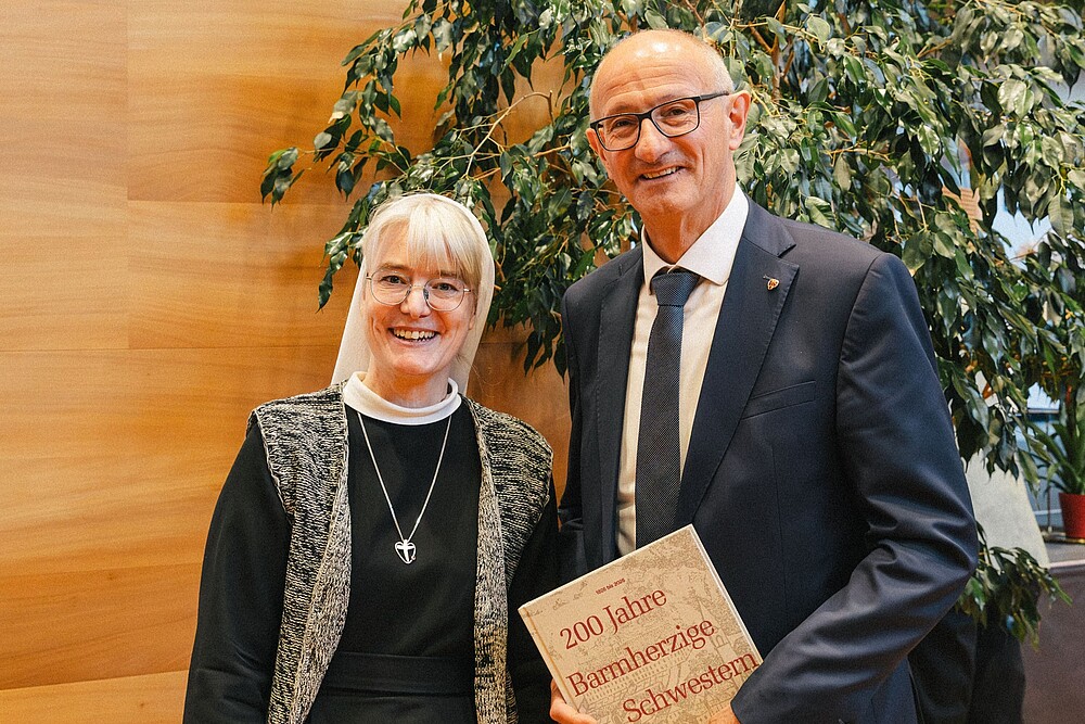 Die Generaloberin der BHS Zams Sr. Barbara Flad mit Landeshauptmann Anton Mattle