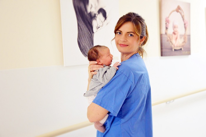 Am 5. Mai ist Welttag der Hebammen. An diesem Tag werden weltweit Hebammen und ihre Arbeit geehrt. Hier im Bild Sabrina Eberhard aus dem Krankenhaus der Barmherzigen Brüder St. Veit/Glan.