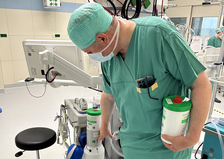 Christian Ewers erklärt die Funktionsweise des Filtersystems. / Krankenhaus Braunau Christian Ewers erklärt die Funktionsweise des Filtersystems.