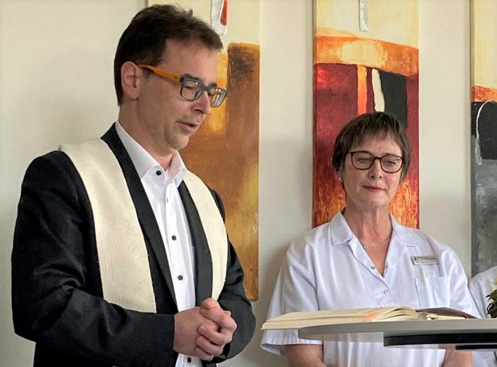 Gottes Segen als Kraftquelle: Der Pfarrer der Pfarre Braunau GR Mag. Gert Smetanig segnete die Palliativstation am Krankenhaus Braunau und alle Menschen, die hier Tag für Tag Großes leisten.