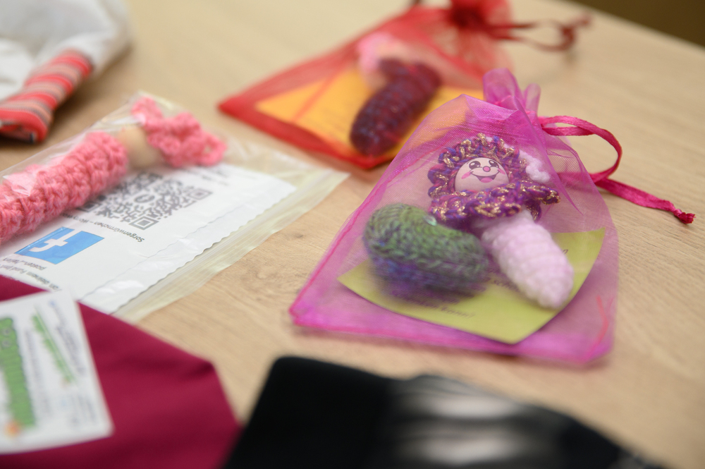 „Sorgenwürmchen“ als kleine Glücksbringer / KRANKENHAUS ST.JOSEF BRAUNAU, EVANGELOS VLASOPOULOS „Sorgenwürmchen“ als kleine Glücksbringer