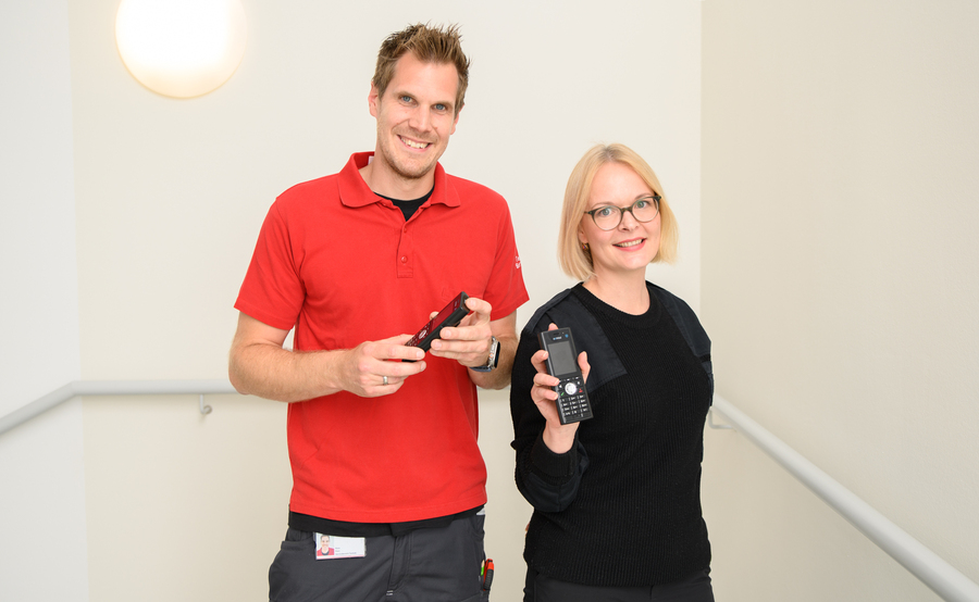 Projektleiter Rene Penz und Olga Kroll (Security Eingangskontrolle) mit den neuen DECT-Geräten.