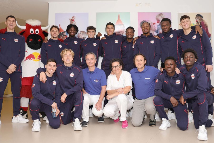 Red Bull Salzburg-Fußballprofis zu Besuch im Kinderspital Schwarzach / KSK Red Bull Salzburg-Fußballprofis zu Besuch im Kinderspital Schwarzach