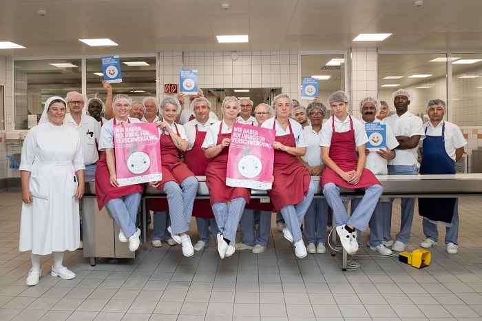 ​​​​​​​Die Küchenmitarbeiter:innen des Ordensklinikums Linz machten auf die Problematik der Lebensmittelverschwendung aufmerksam. 