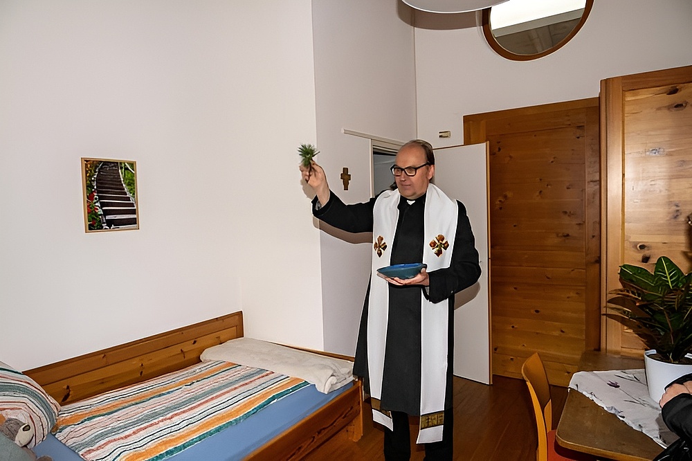 Bischof Hermann Glettler segnete die neuen Räumlichkeiten im Kapuzinerkloster