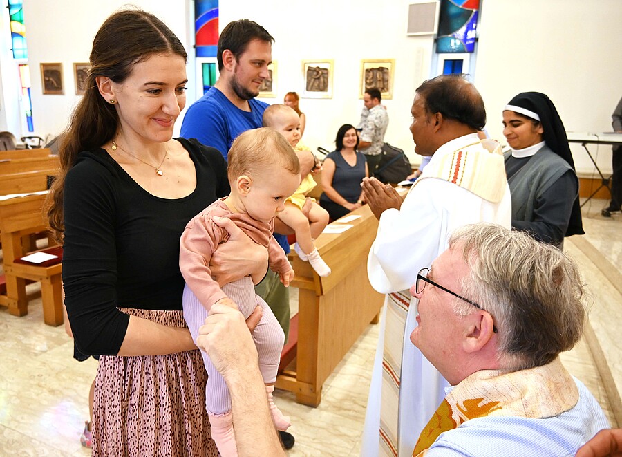 Pfarrer Günther Kroiss segnete das burgenländische Neujahrsbaby Sophie und ihre Mama.