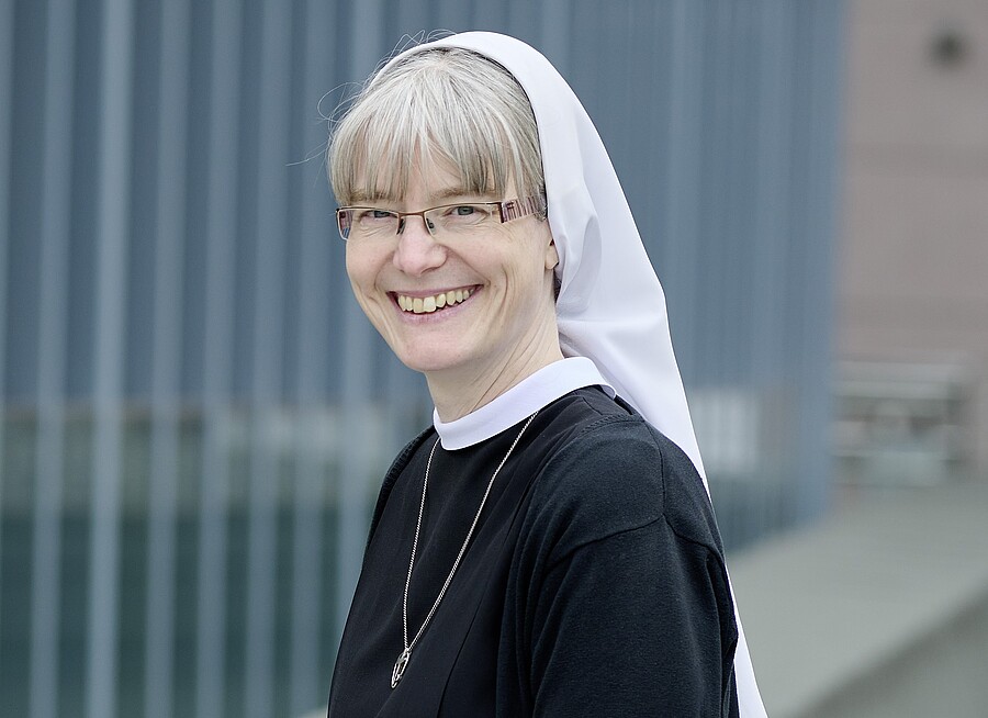 Sr. Barbara Flad, seit Jänner 2025 Generaloberin der Barmherzigen Schwestern von Zams, hat einen ersten Einblick in ihre neue Tätigkeit gegeben.
