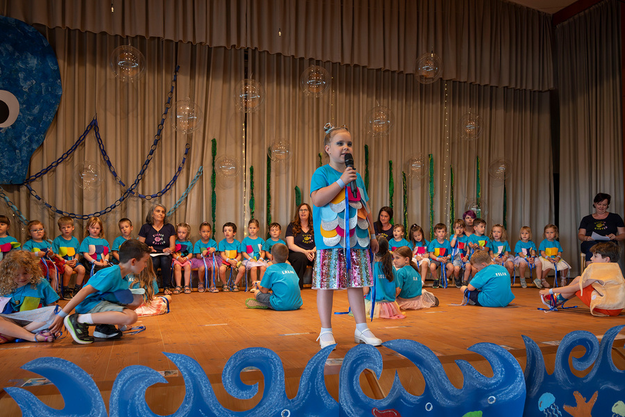 Die Kindergartenkinder präsentierten beim Sommerfest das Stück „Der Regenbogenfisch“.