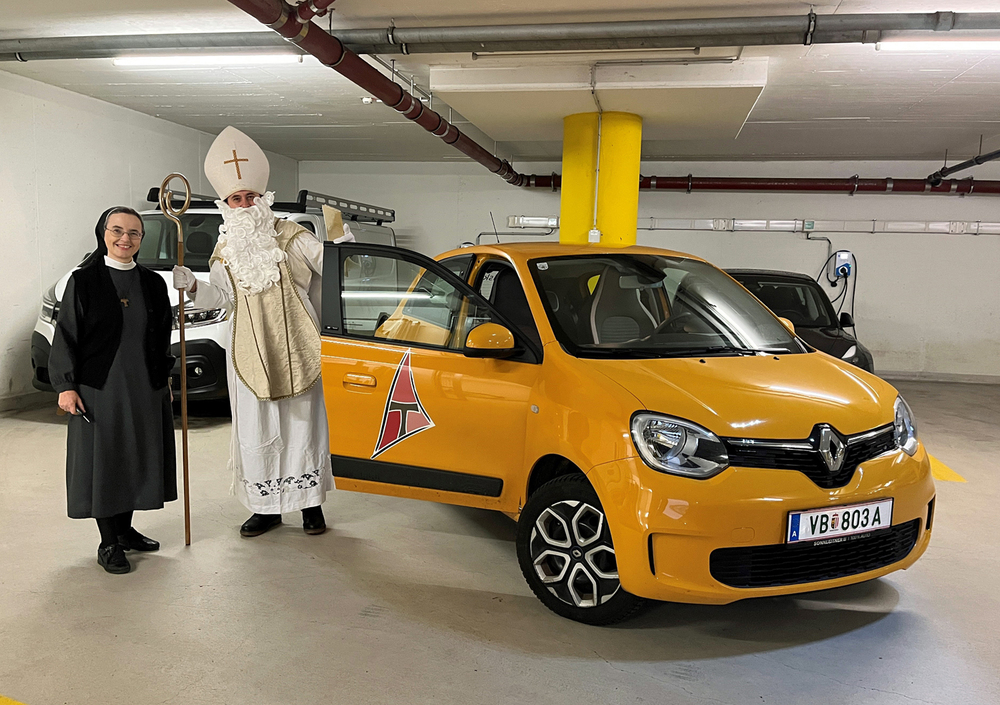 Der Nikolaus hatte mit Krankenhausoberin Katharina Franz eine gute Begleiterin und Chauffeurin. 