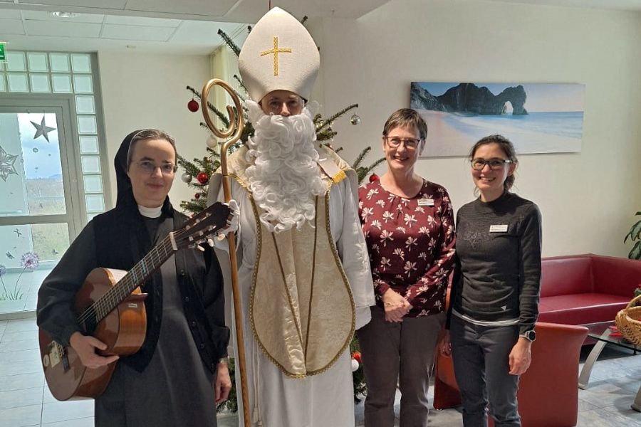 Nikolaus mit dem Team der Krankenhausseelsorge mit Krankenhausoberin Katharina Franz, MAS, Mag.a Martina Lainer (Leiterin) und Mag.a Saskia Brandstätter. 