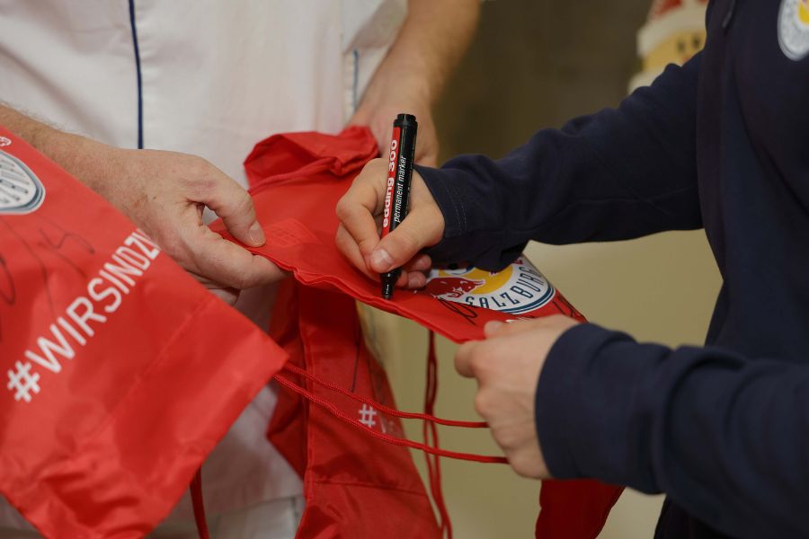 Auch Autogramme kommen nicht zu kurz. 