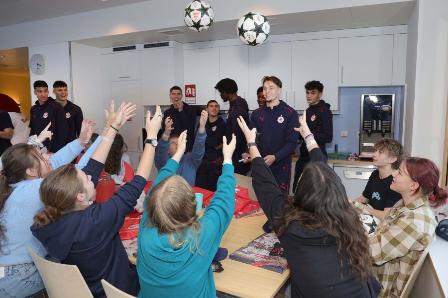 Ganz nah zum Anfassen: Junge Patienten und ihre Eltern zeigten sich begeistert vom Besuch der Sportidole